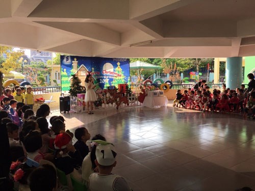 Các bé trường mầm non Phúc Đồng tưng bừng tổ chức văn nghệ mừng Giáng sinh và liên hoan chào năm mới 2017.